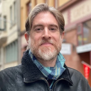 Linus Ekström, porträttbild i gatumiljö