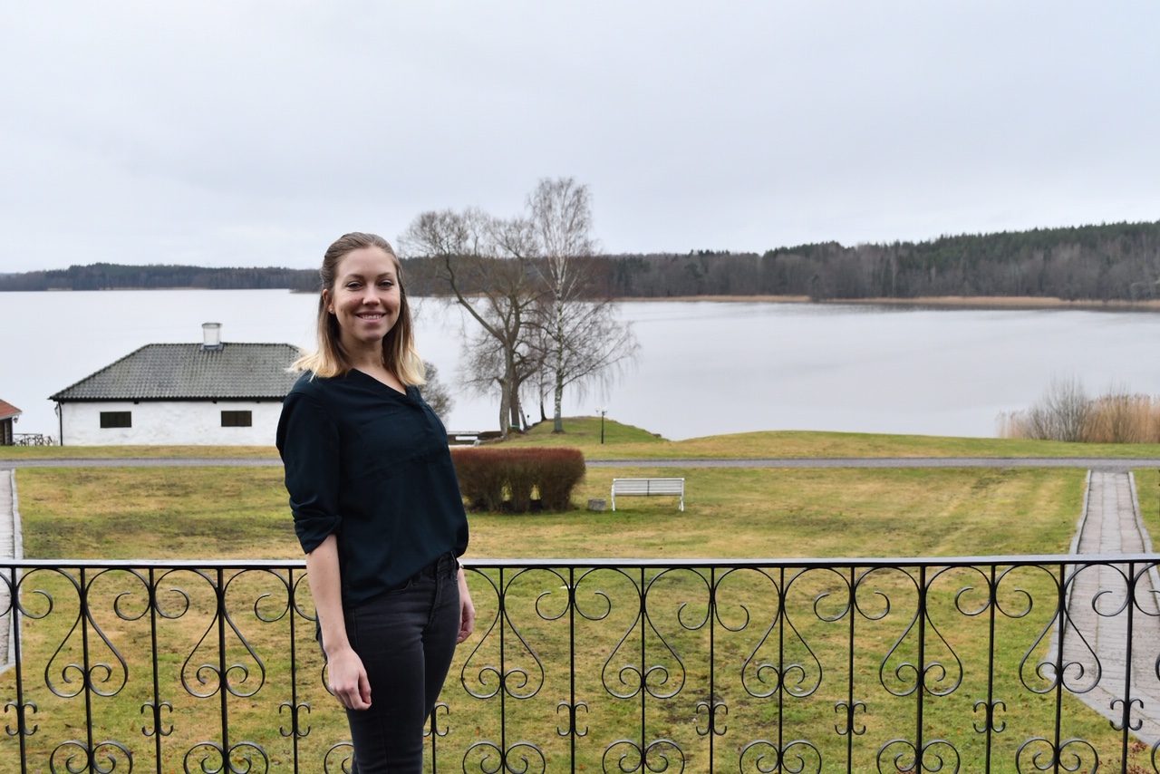 1 woman on a balcony overlooking a lake
