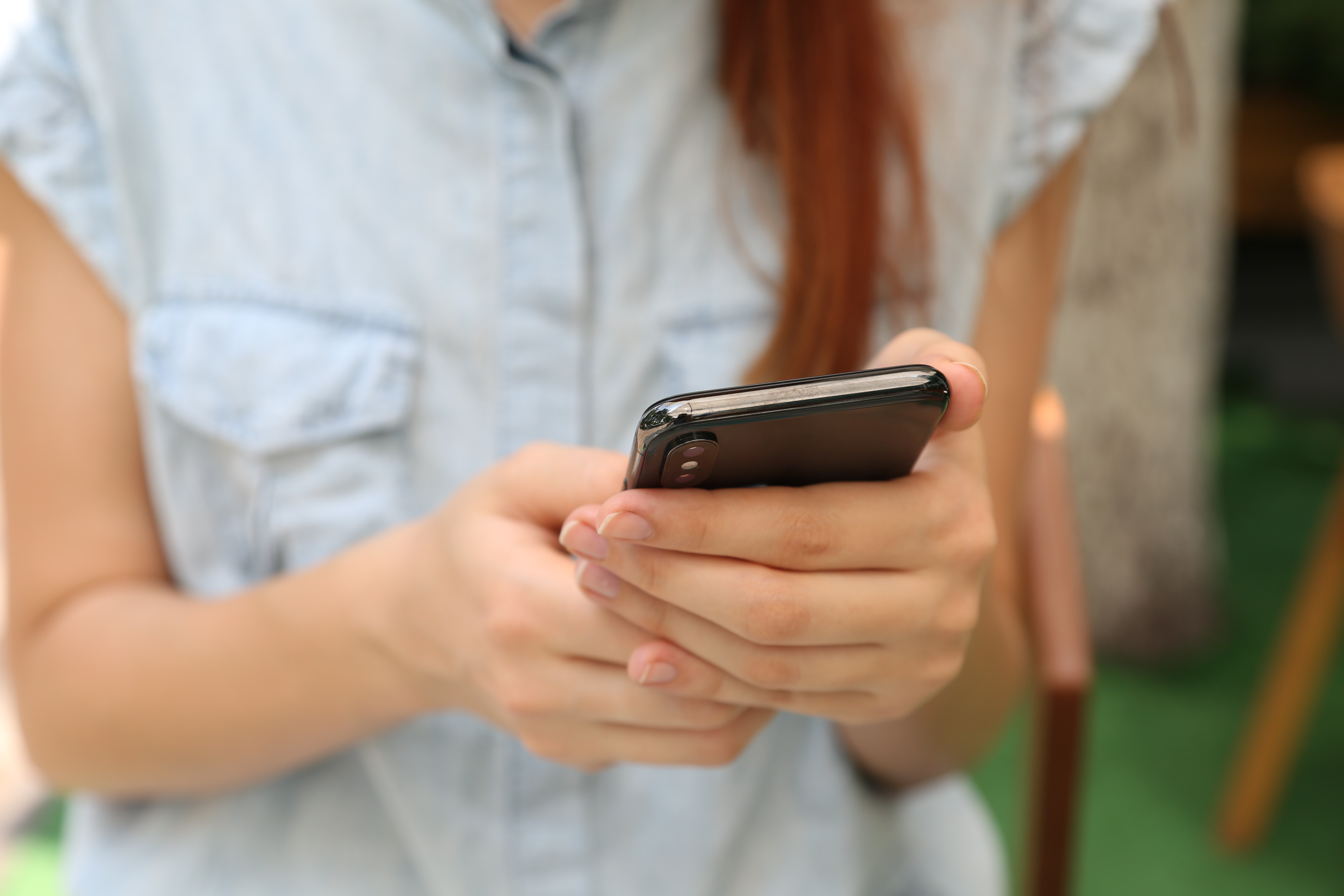 Kvinna som håller i en mobiltelefon