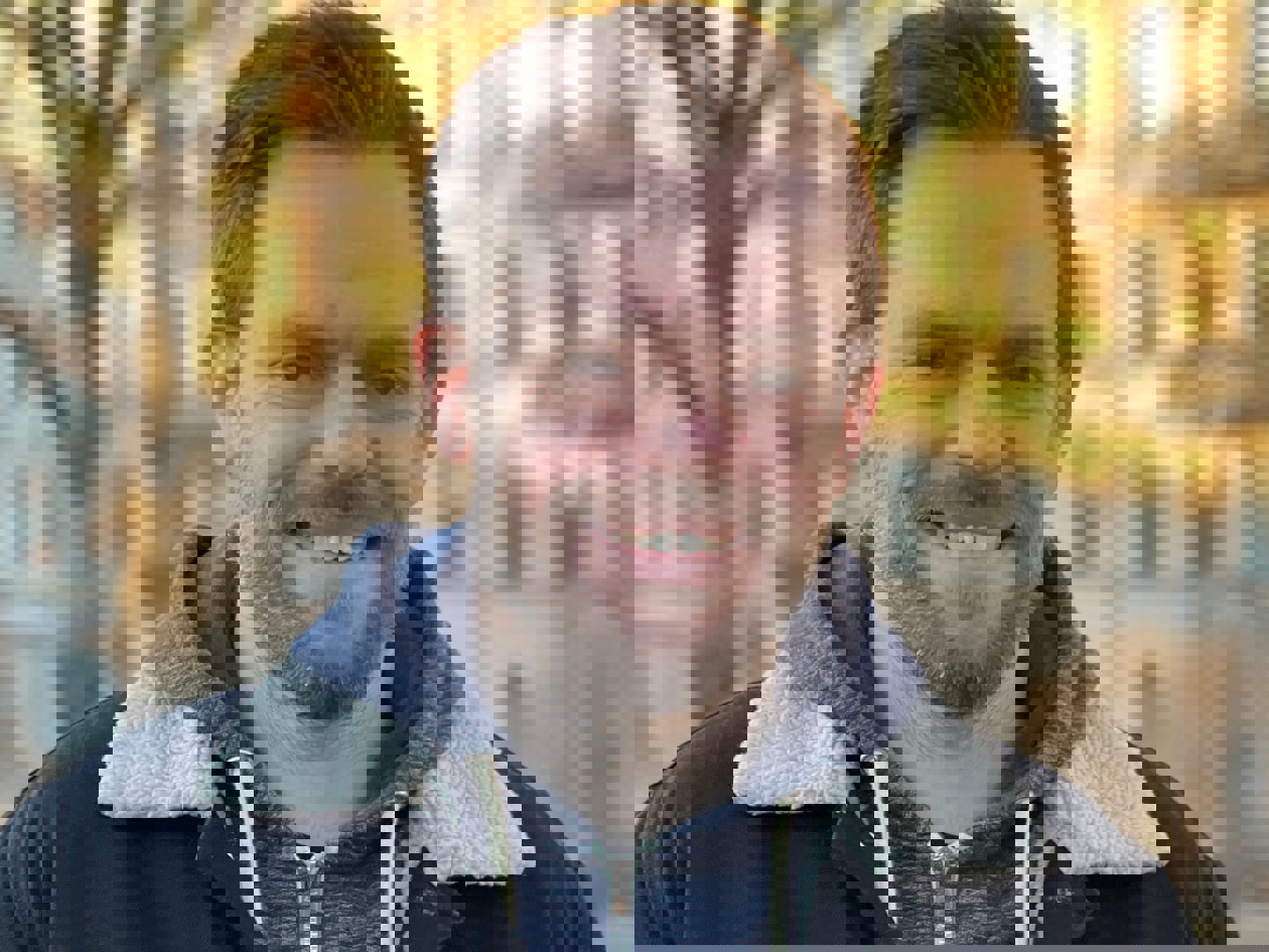 porträttbild på Niklas utomhus