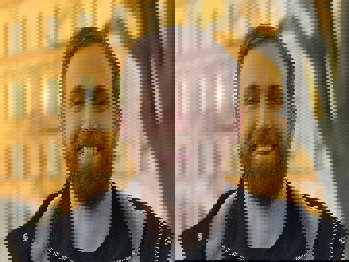 porträttbild på Conor utomhus