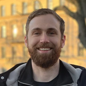 porträttbild på Conor utomhus