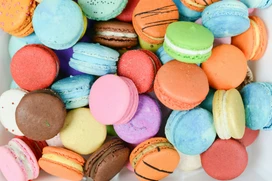 En hög med macaron-kakor