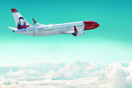 Norwegians flygplan i luften med moln under