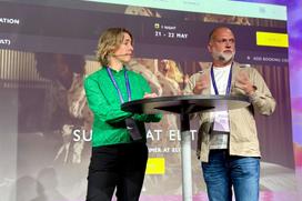 Två personer som talar på scen
