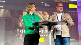 Två personer talar på scen