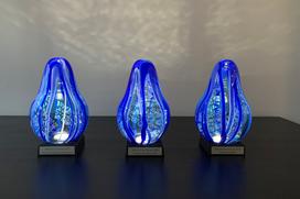 WSA-priset 2020 – vacker blå glasskulptur "En droppe hopp"