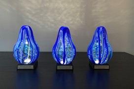 WSA-priset 2020 – vacker blå glasskulptur "En droppe hopp"