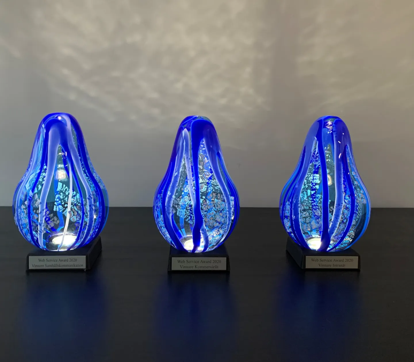 WSA-priset 2020 - vacker blå glasskulptur "En droppe hopp"