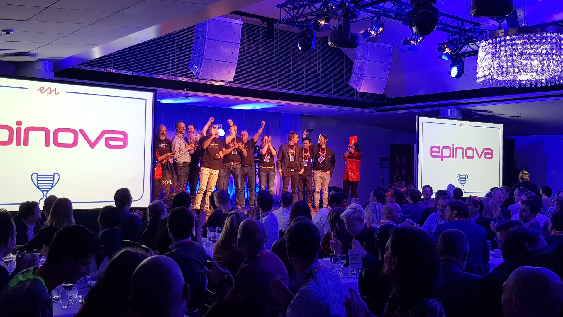 Epinova på scenen för att ta emot priset Partner of the year