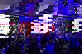 Epinova på scenen för att ta emot priset Partner of the year
