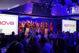 Epinova på scenen för att ta emot priset Partner of the year