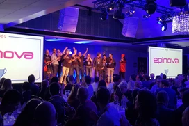 Epinova på scenen för att ta emot priset Partner of the year