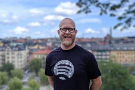 Ove utomhus med utsikt över takåsar i Stockholm