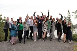 Gruppfoto utomhus från konferensen