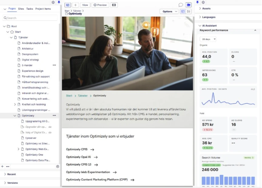 redakt&ouml;rsl&auml;get visas med tv&aring; kollegor p&aring; ett kontor, samt analys av s&ouml;kordsresultat (SEO) och ett sidof&auml;lt f&ouml;r navigering.