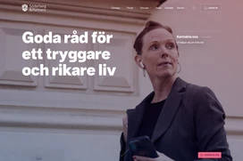 Kvinna i mörk kostym framför en klassisk fasad, med texten "Goda råd för ett tryggare och rikare liv"