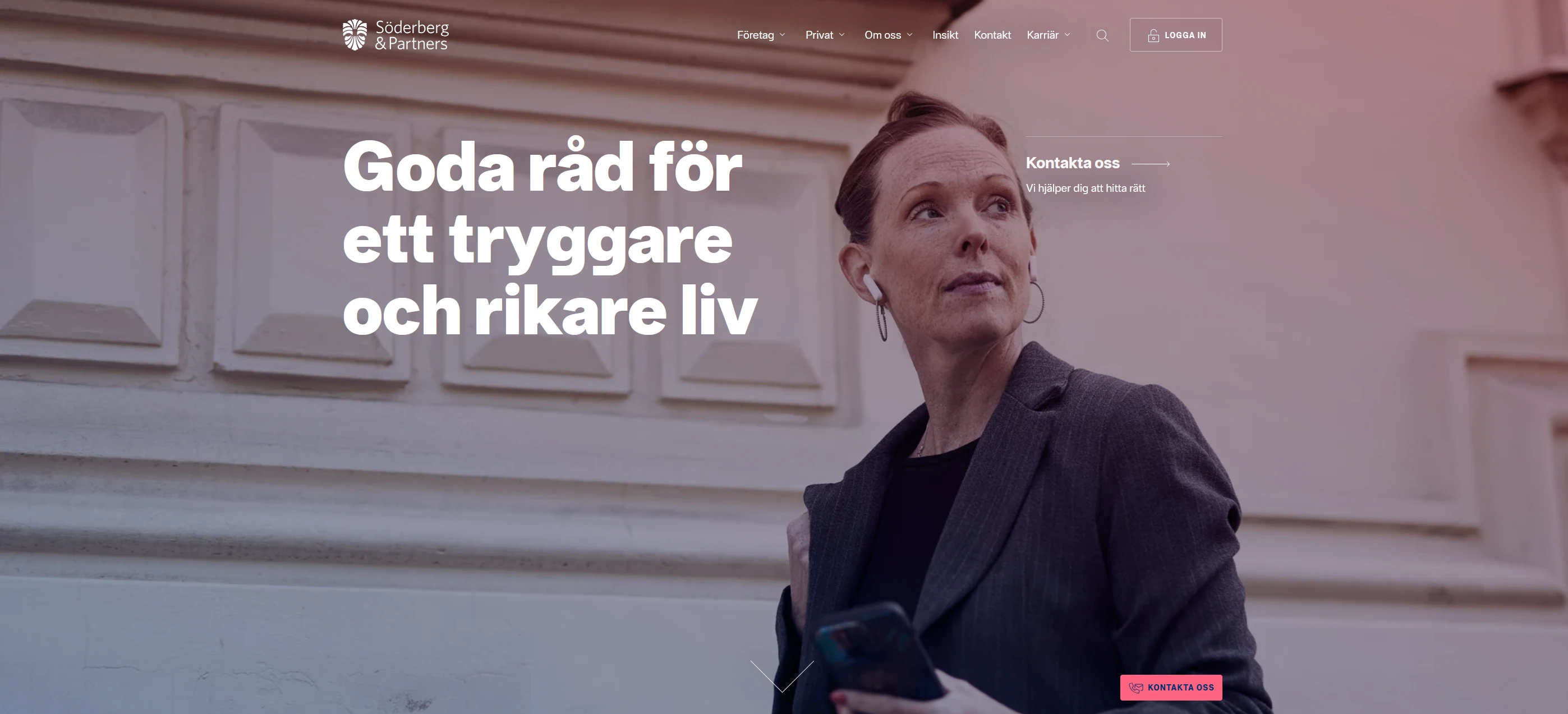 Kvinna i mörk kostym framför en klassisk fasad, med texten "Goda råd för ett tryggare och rikare liv"