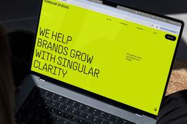 Singulars nya webbplats på en laptop