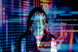 Kvinna med digital dataöverlagring och teknisk kod.