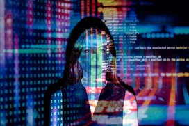 Kvinna med digital dataöverlagring och teknisk kod.