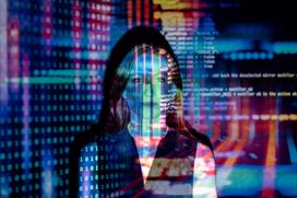 Kvinna med digital dataöverlagring och teknisk kod.