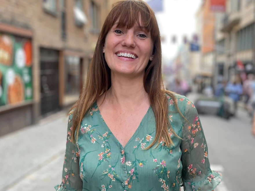 Porträttbild på Christine i gatumiljö