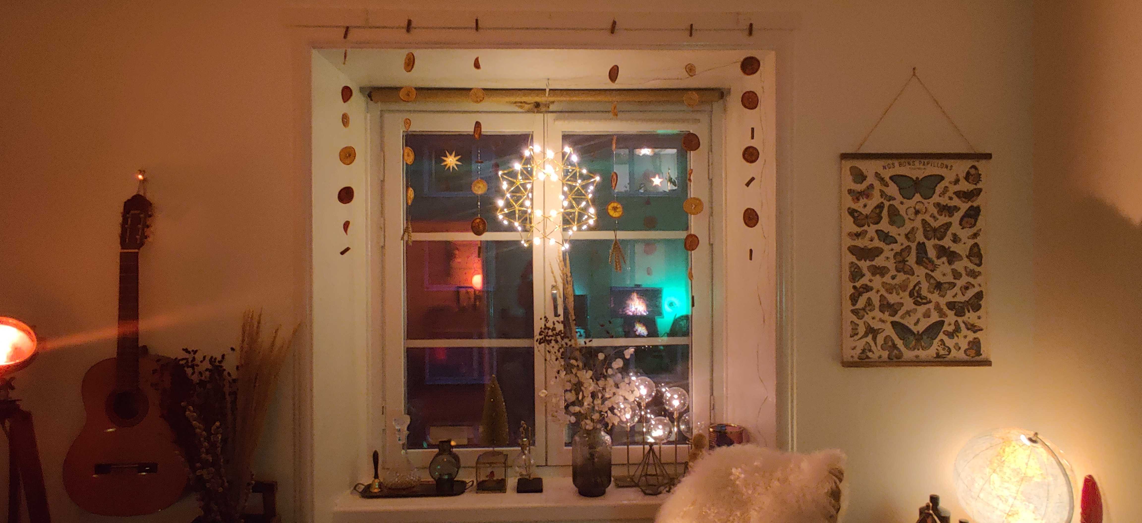 ett julpyntat fönster
