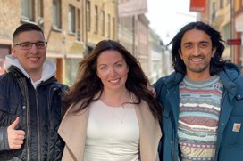 Ahmet, Joy och Sameer i gatumiljö - glada ansikten