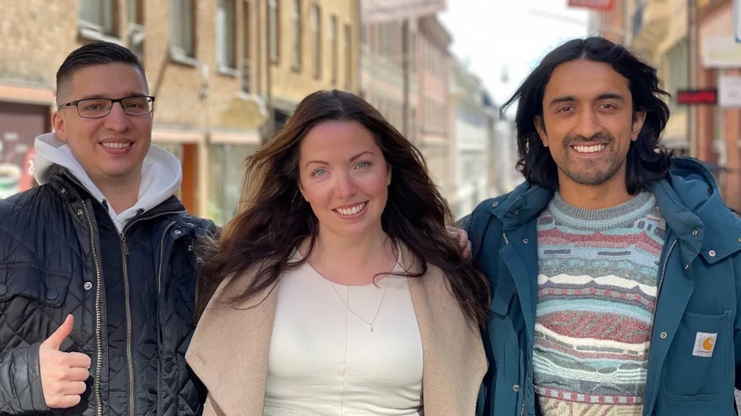 Ahmet, Joy och Sameer i gatumiljö - glada ansikten