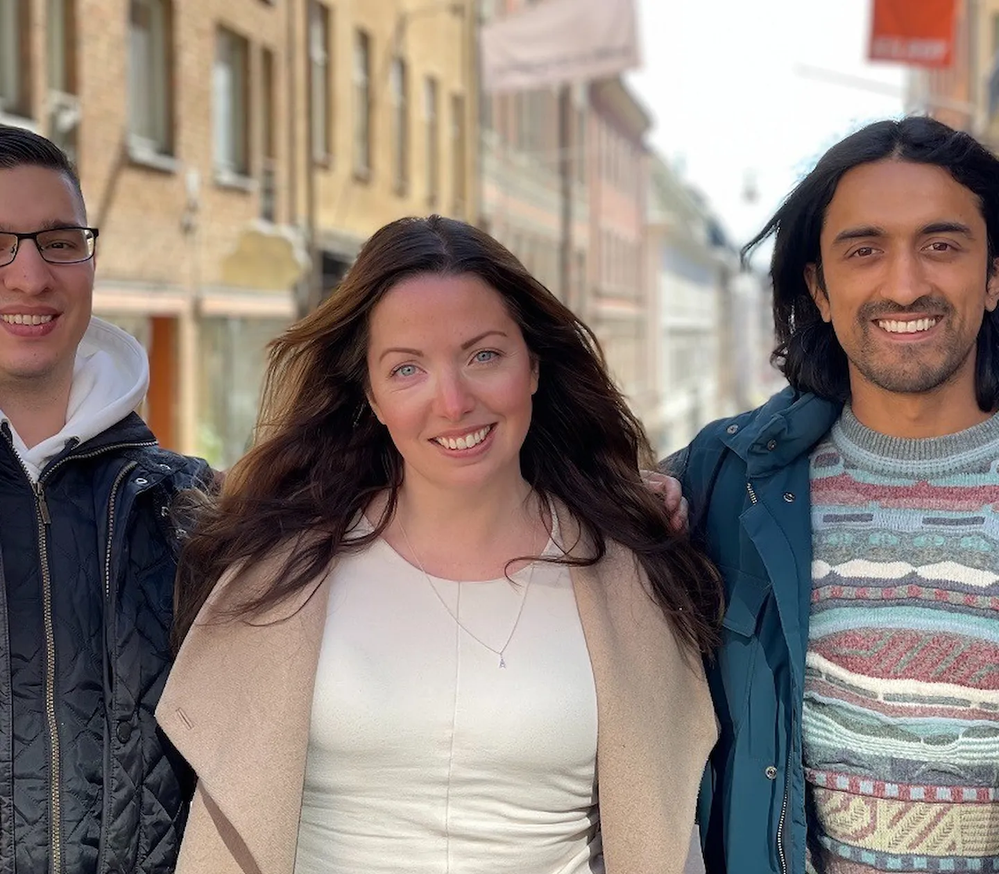 Ahmet, Joy och Sameer i gatumiljö - glada ansikten