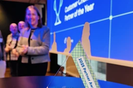 Många människor på rad som ler och skålar