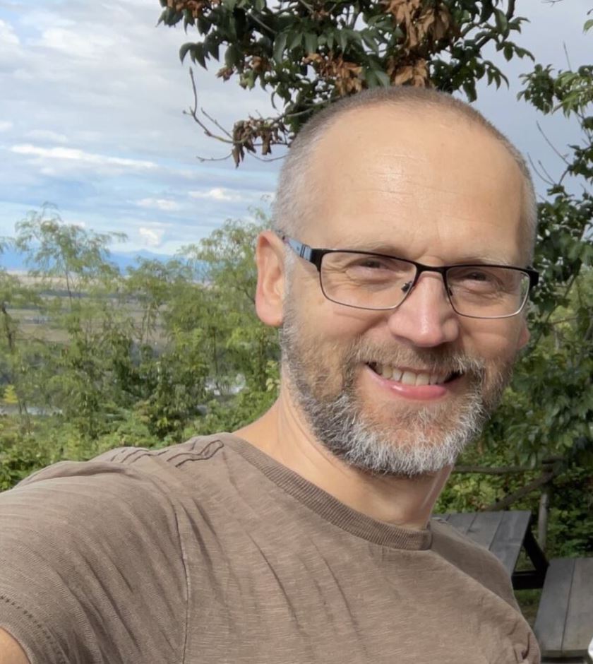Enes porträttbild utomhus