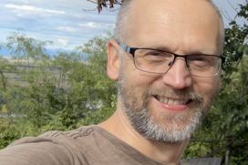 Enes porträttbild utomhus