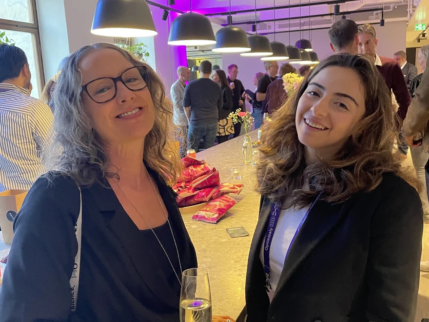 Gäster som har kul på efterfesten