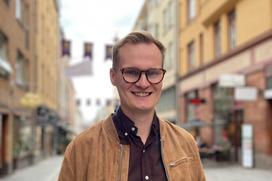 En glatt leende Joakim i gatumiljö