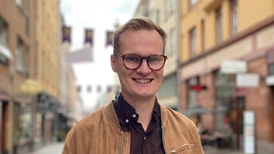En glatt leende Joakim i gatumiljö