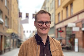 En glatt leende Joakim i gatumiljö