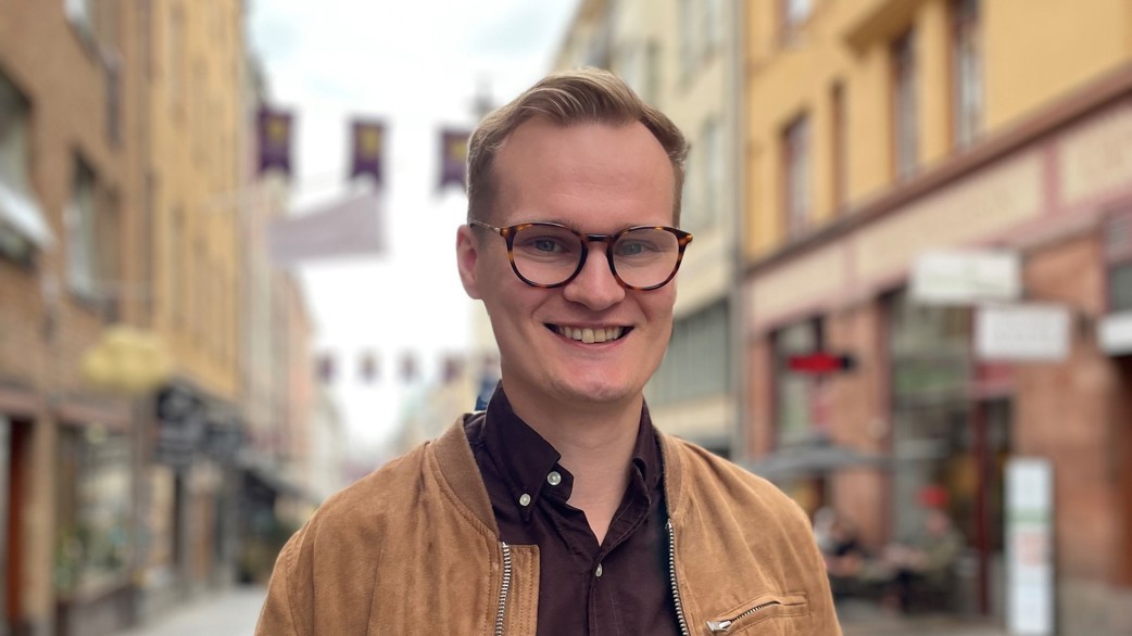 En glatt leende Joakim i gatumiljö