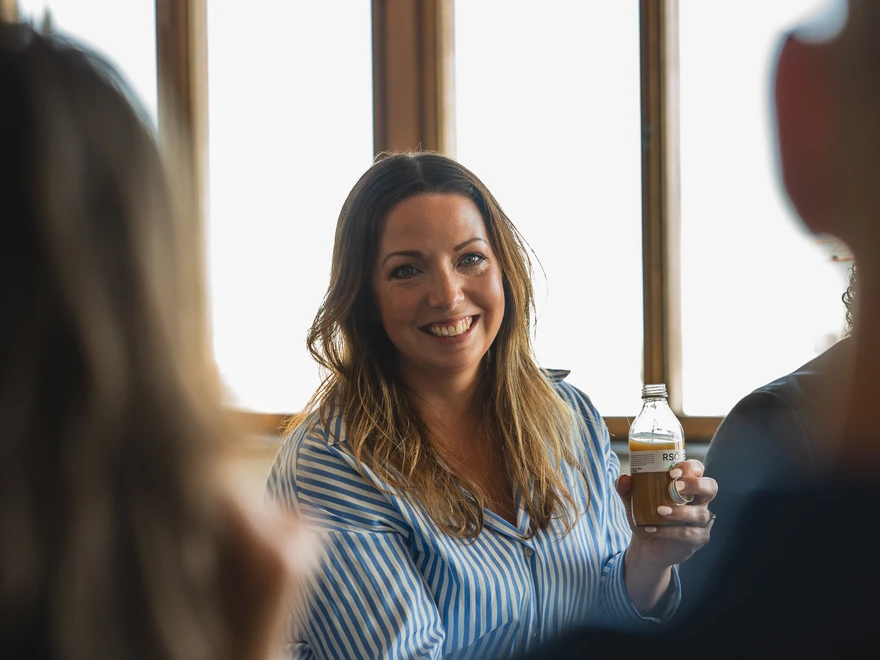 Två män som pratar bredvid ett fönster