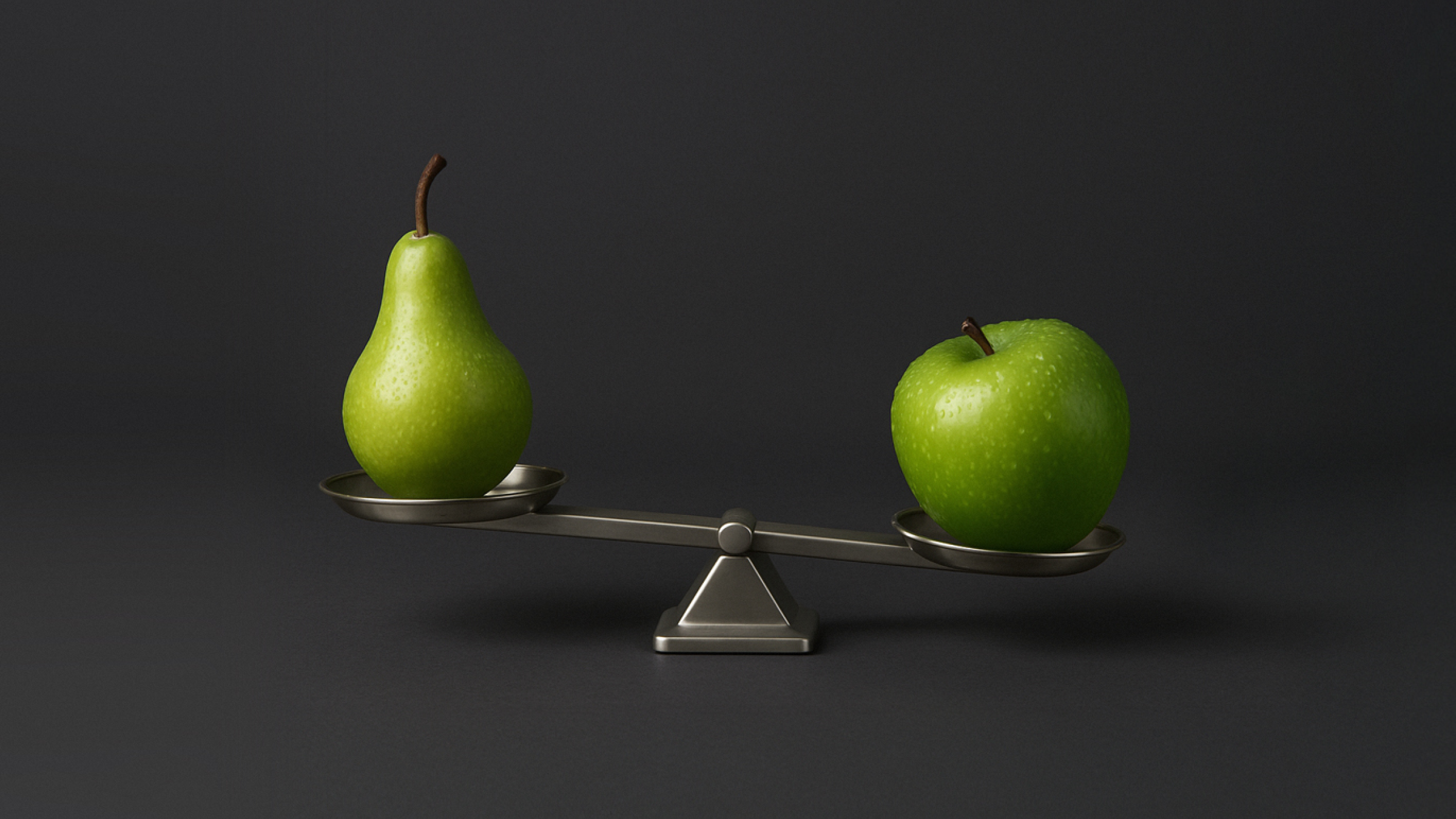 Illustration with an apple anda a pear on a scale