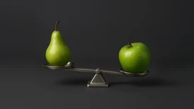 ett äpple i den ena vågskålen och ett päron i den andra