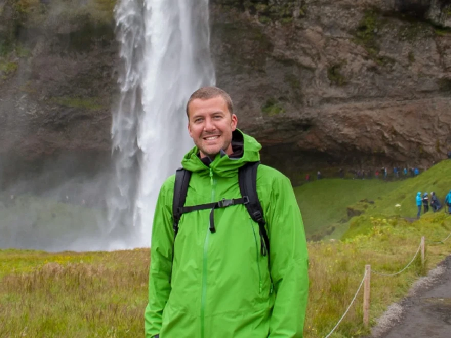 Bryan framför ett vattenfall