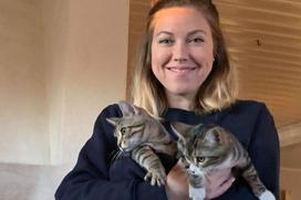 Mia Holmberg med två katter