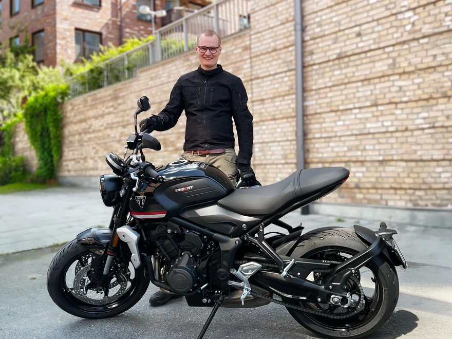 Joakim med sin motorcykel
