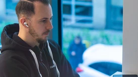 Piotr framför en dator