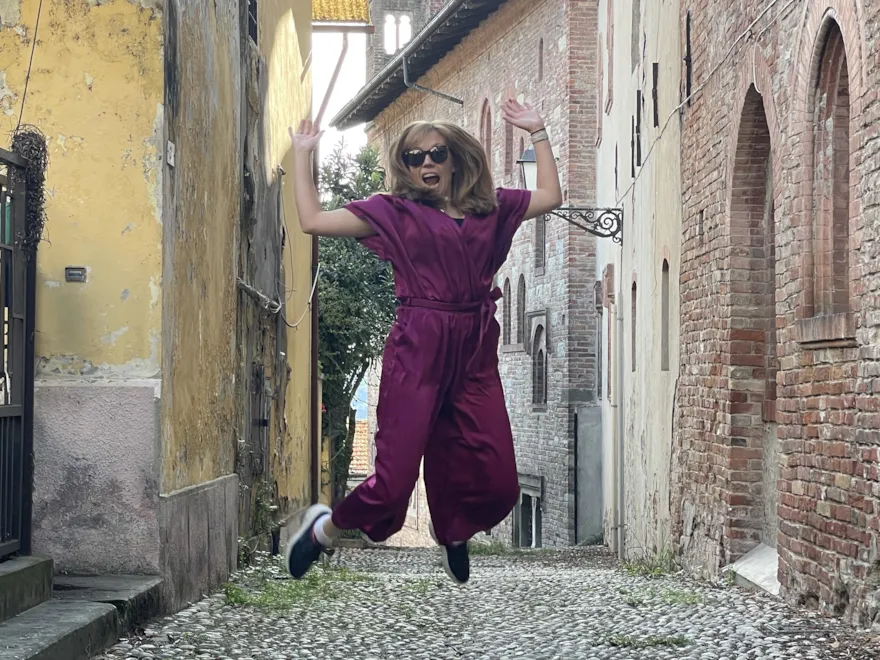Mia jumps in an alley in Italy