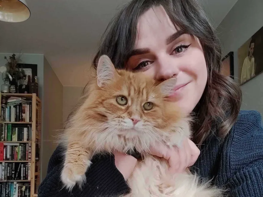 Olivia med sin katt