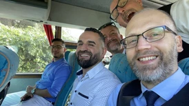 glada män på en buss