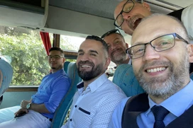 glada män på en buss